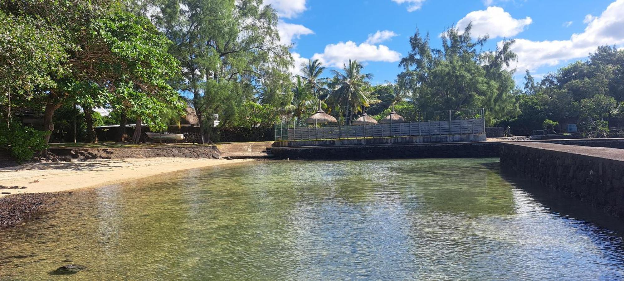 Clair De Lune - Private 2 Bedrooms Beachfront Villa Trou d'Eau Douce Luaran gambar